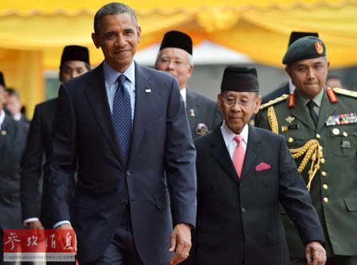 4月26日，在马来西亚吉隆坡国会广场，马来西亚最高元首哈利姆（右二）欢迎美国总统奥巴马（前）。当日，美国总统奥巴马抵达吉隆坡，开始对马来西亚进行为期三天的国事访问。新华社发（张纹综摄）