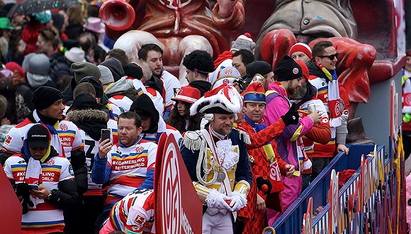  2020年2月24日，德国杜塞尔多夫，人们参加“玫瑰星期一”狂欢节大游行庆典活动。图片来源：IC Photo